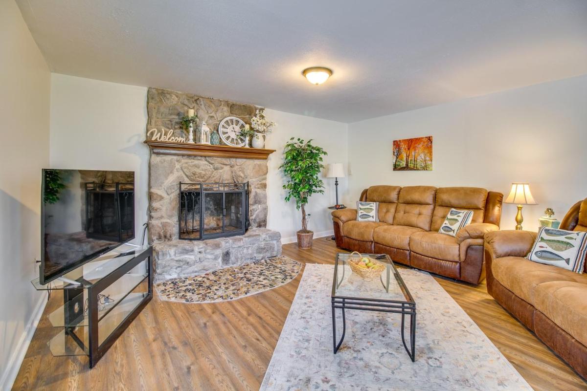 Homey Luray Cabin with Fire Pit and Deck! - Housity