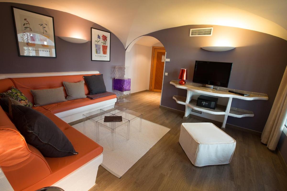 Télévision ou salle de divertissement dans l'établissement Ostella Spa & Resort