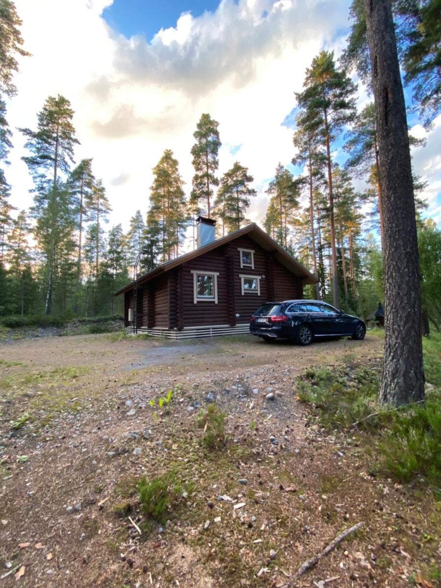 Mökki järven rannalla mäntymetsässä - Housity