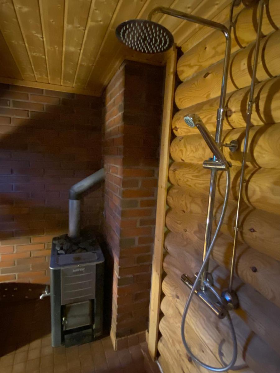 Mökki järven rannalla mäntymetsässä - Housity