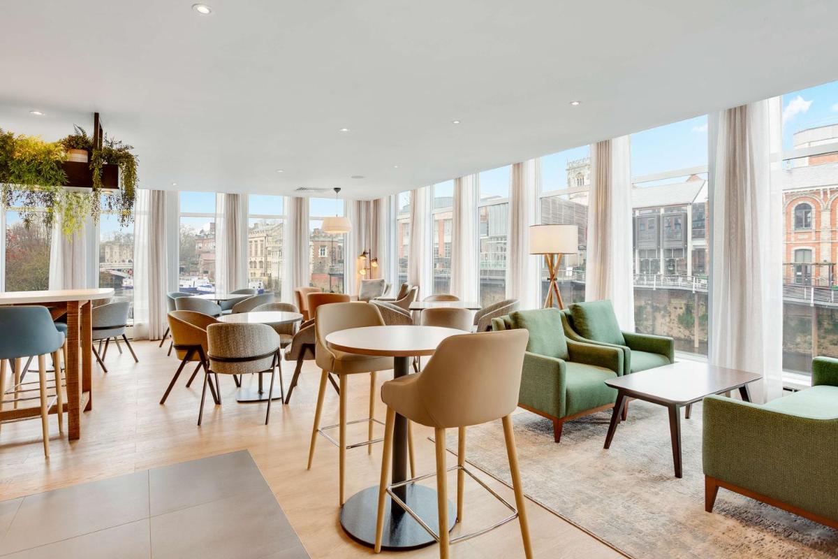 Radisson Hotel York - Housity