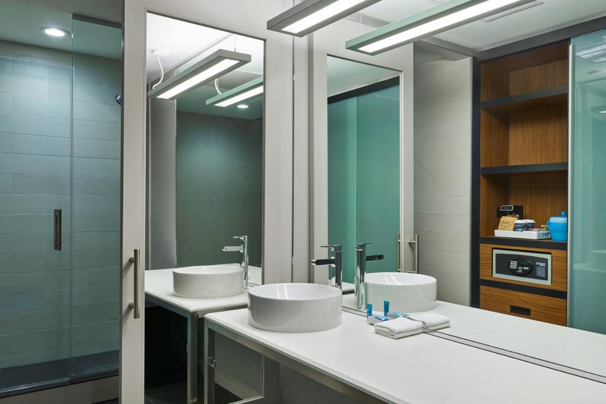 Aloft Houston Downtown - Housity