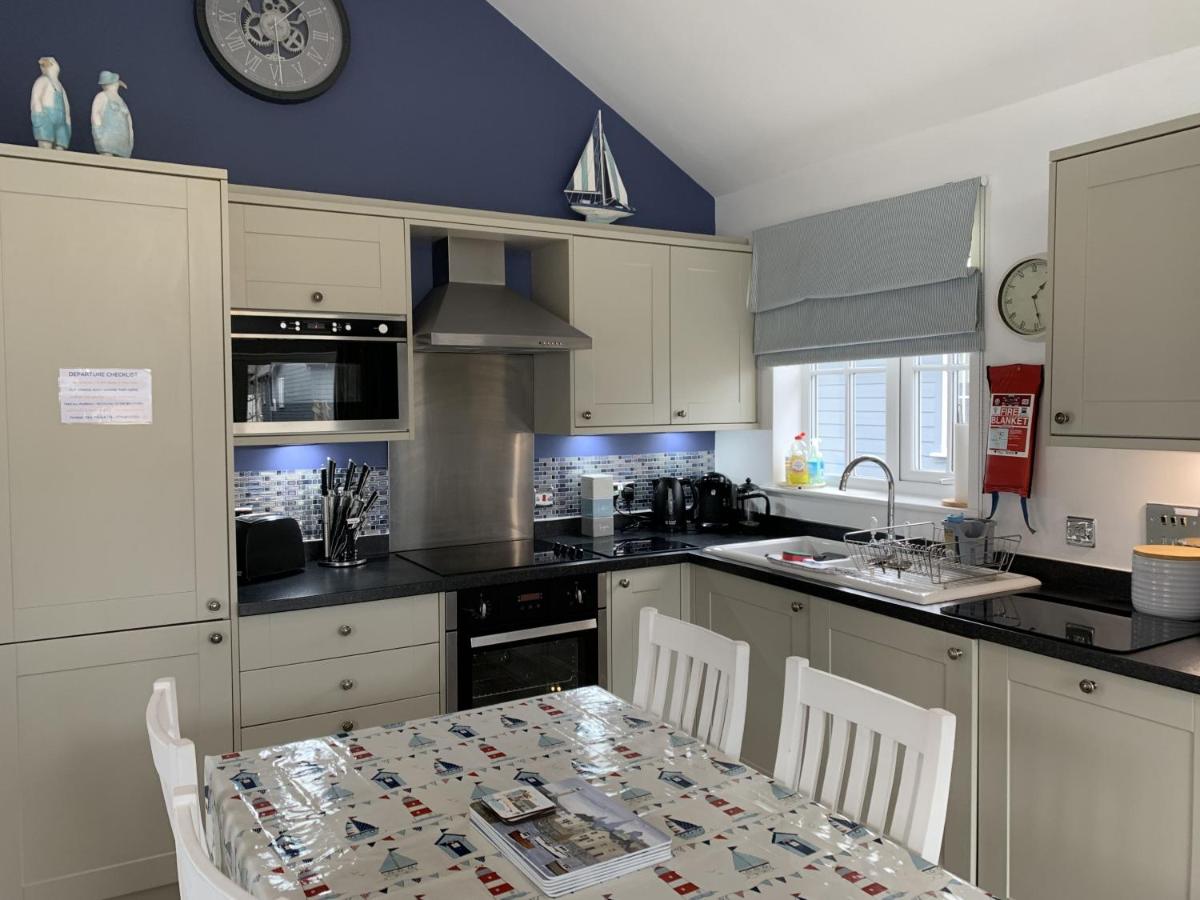 Sea Urchins beach house at The Bay Filey, sleeps 4-5, 2 dogs welcome for free too - Housity