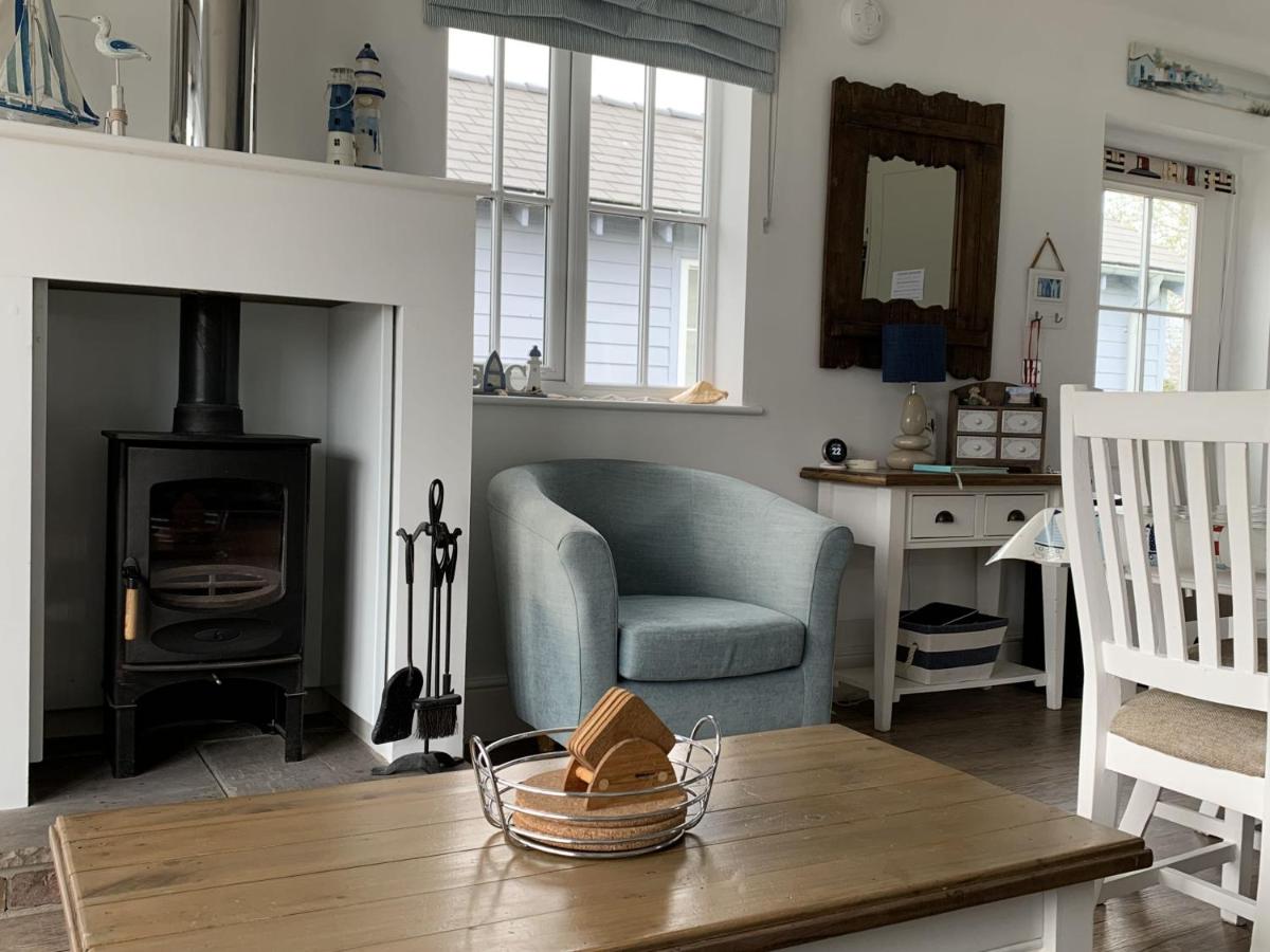 Sea Urchins beach house at The Bay Filey, sleeps 4-5, 2 dogs welcome for free too - Housity