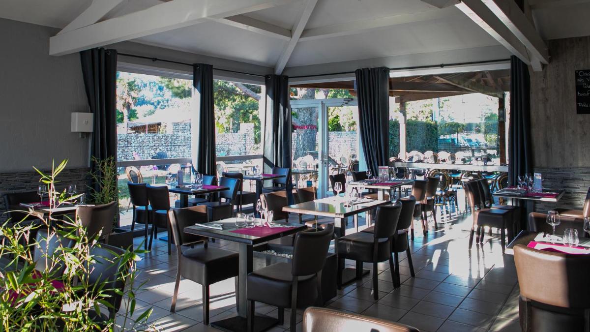 Restaurant ou autre lieu de restauration dans l'établissement Le Clos des Bruyères