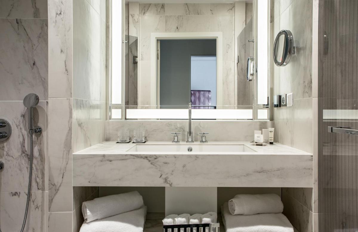 Salle de bains dans l'établissement Fauchon l'Hôtel Paris