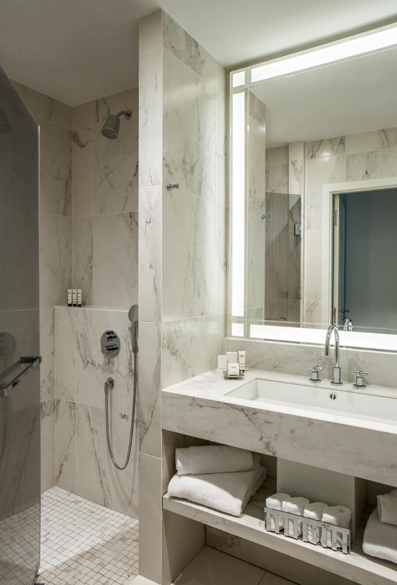 Salle de bains dans l'établissement Fauchon l'Hôtel Paris