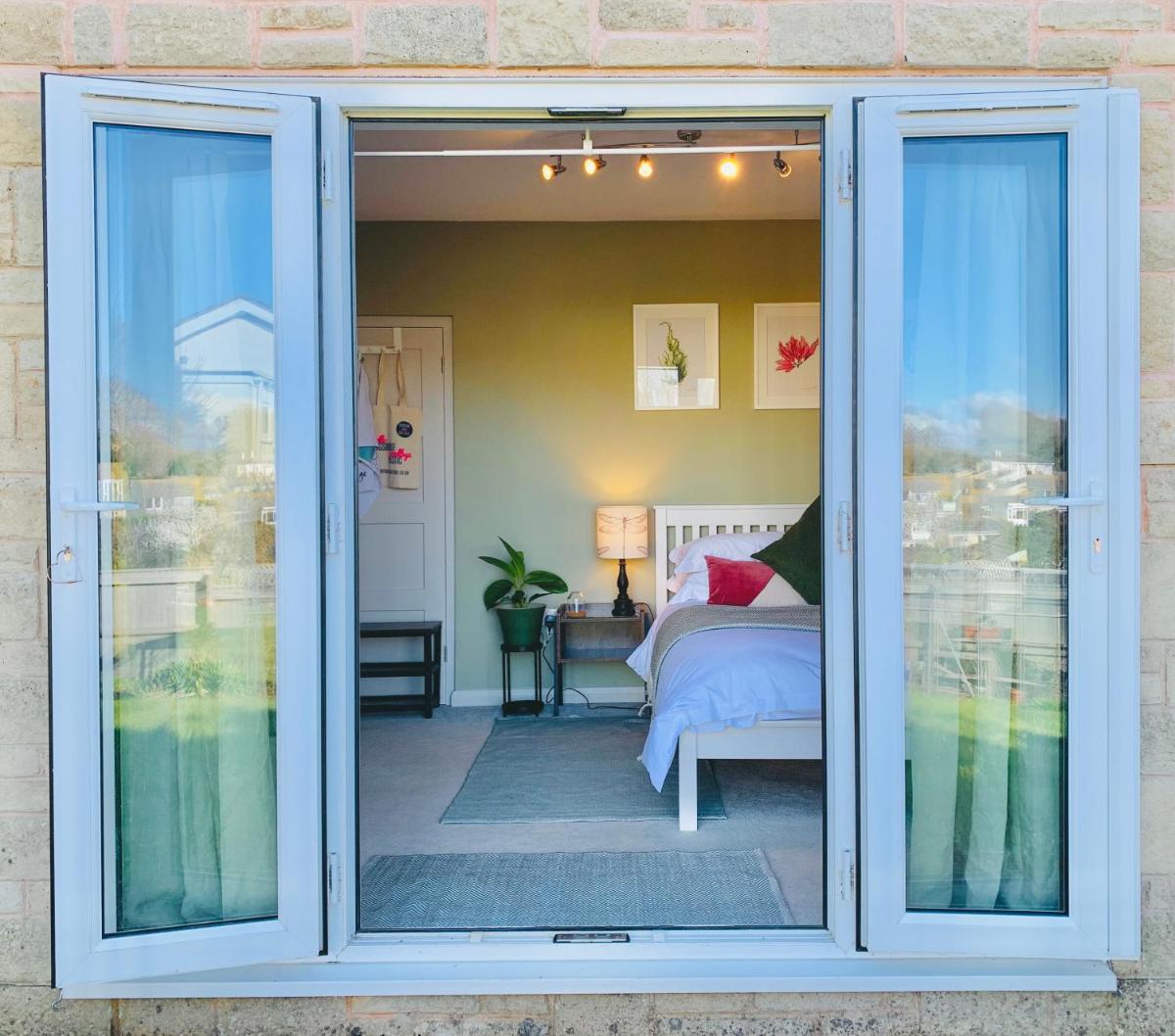 Beautiful Garden Room with Private Entrance - Housity