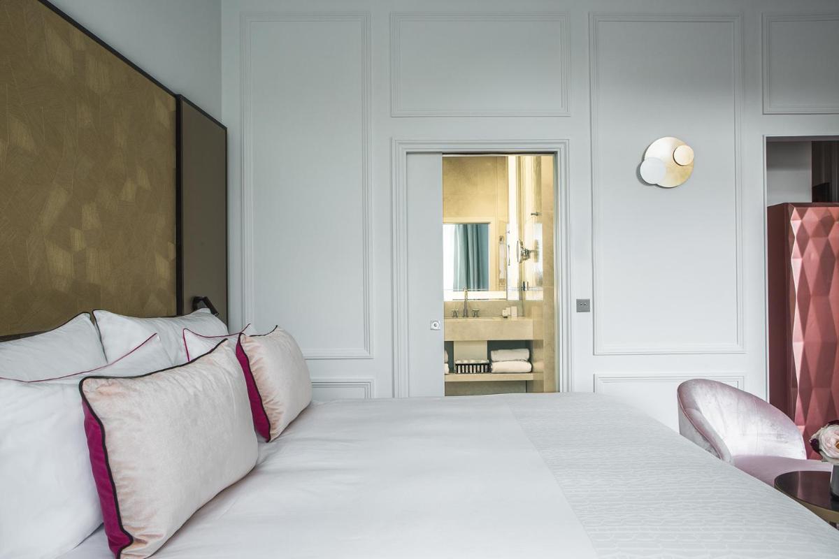 Un ou plusieurs lits dans un hébergement de l'établissement Fauchon l'Hôtel Paris