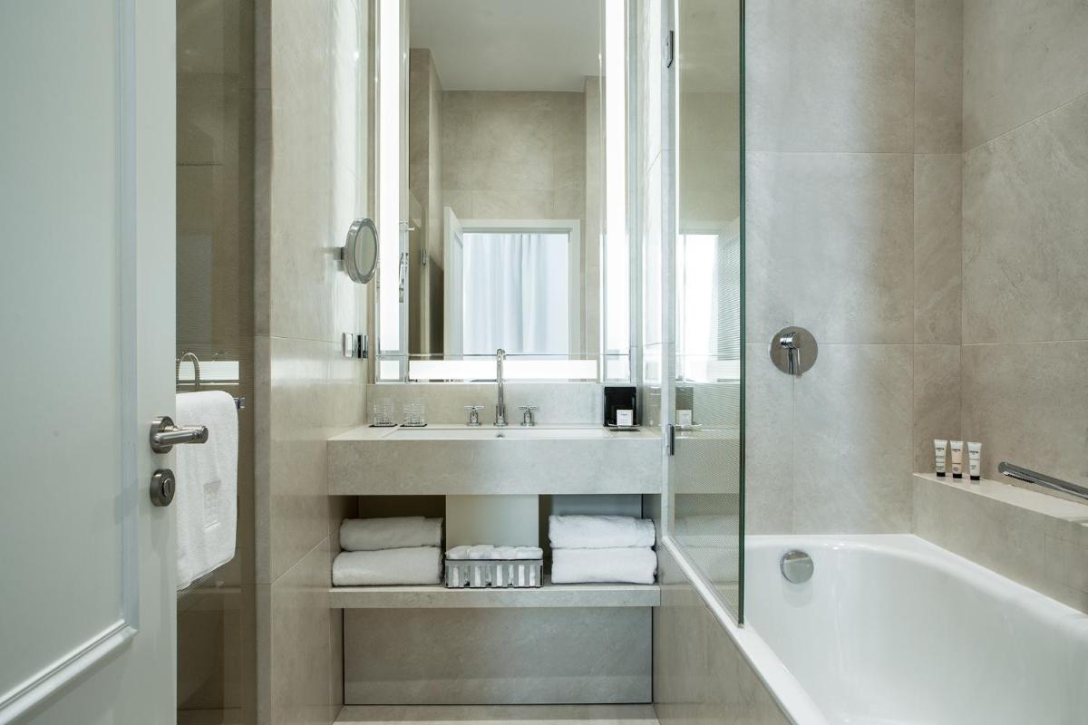 Salle de bains dans l'établissement Fauchon l'Hôtel Paris