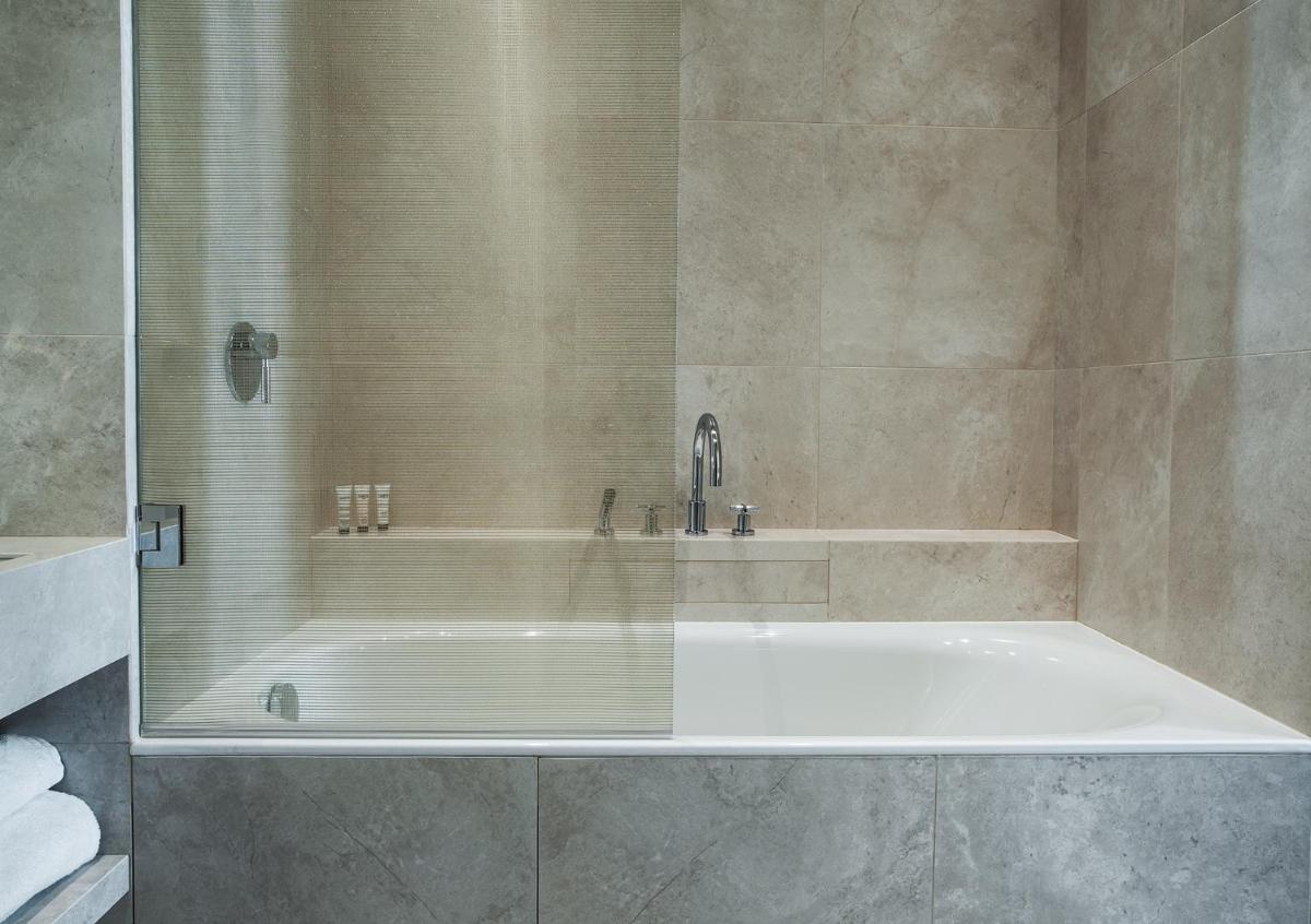 Salle de bains dans l'établissement Fauchon l'Hôtel Paris