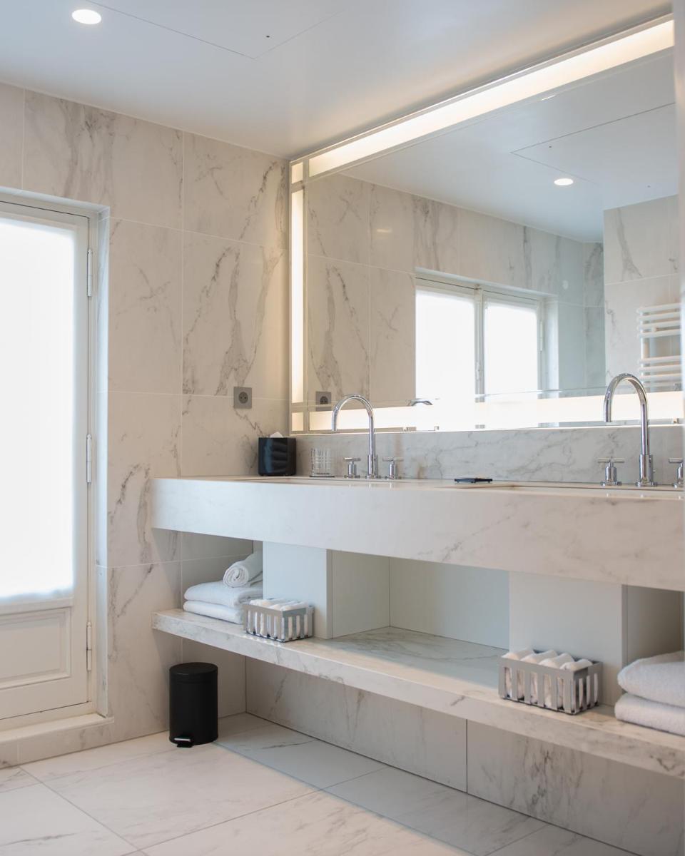 Salle de bains dans l'établissement Fauchon l'Hôtel Paris