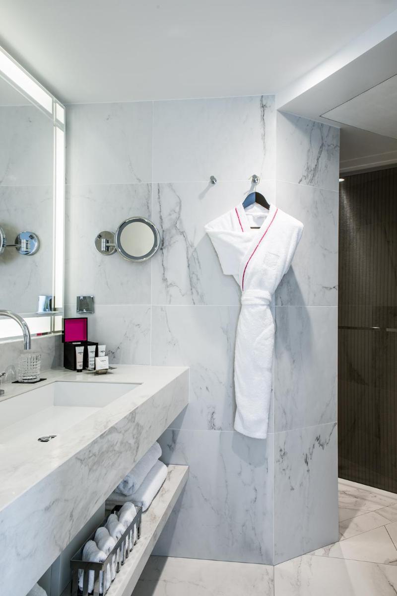 Salle de bains dans l'établissement Fauchon l'Hôtel Paris