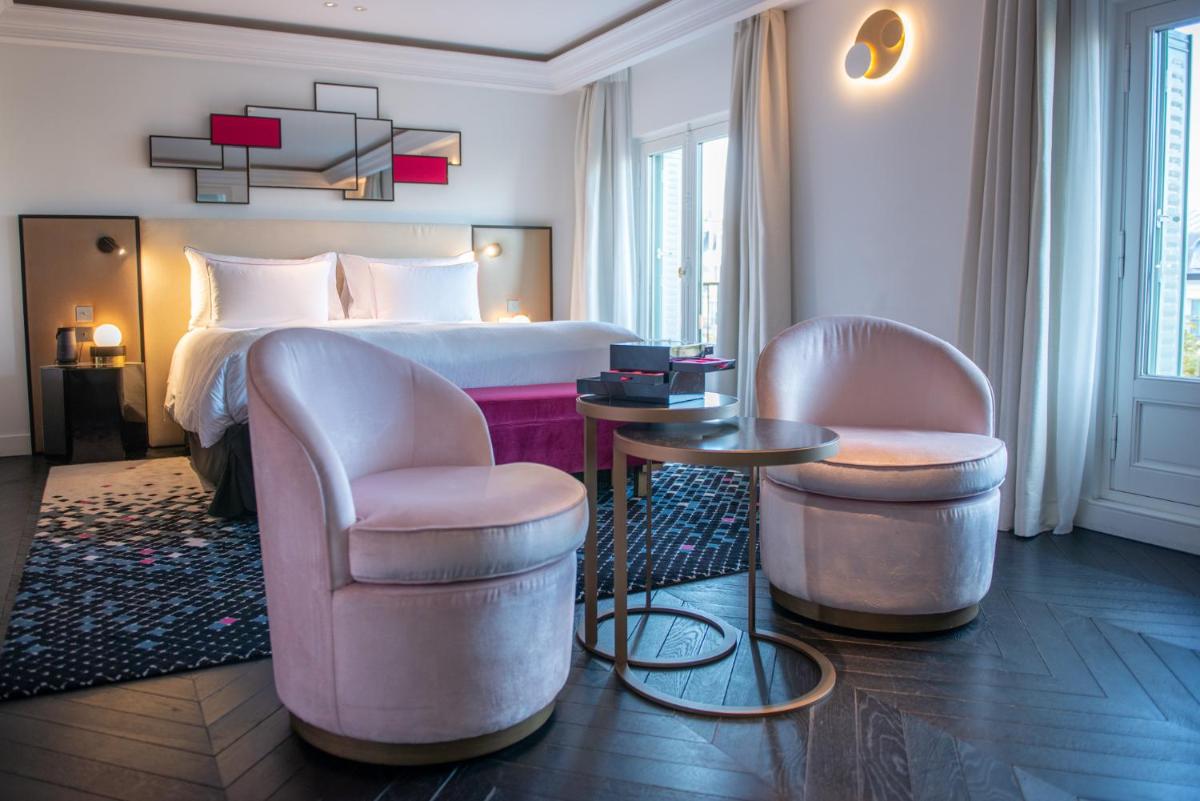 Coin salon dans l'établissement Fauchon l'Hôtel Paris