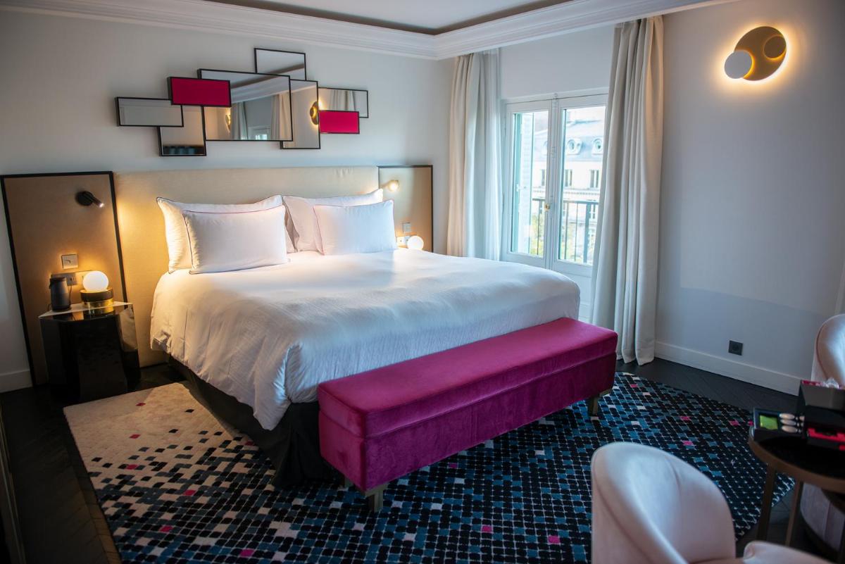 Un ou plusieurs lits dans un hébergement de l'établissement Fauchon l'Hôtel Paris