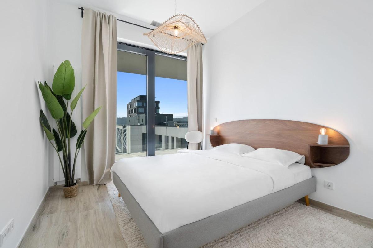 Chic 3BR Penthouse with Balcony and Smart TV - Housity