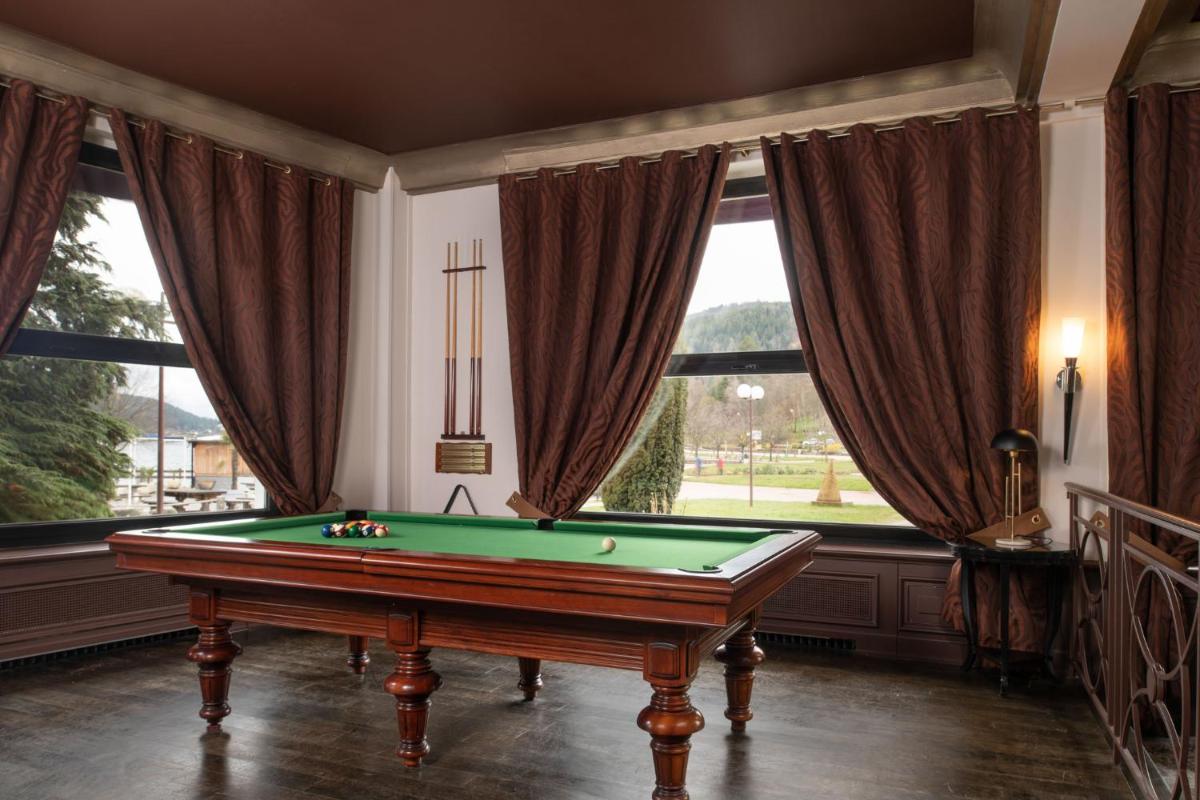 Billard dans l'établissement Hôtel Beau Rivage