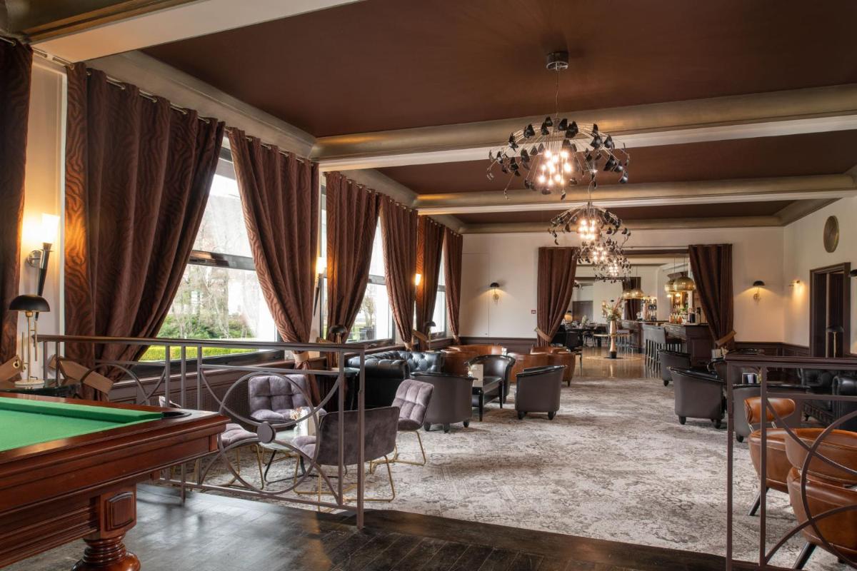 un salon avec une table de billard et une balle de ping-pong dans l'établissement Hôtel Beau Rivage, à Gérardmer