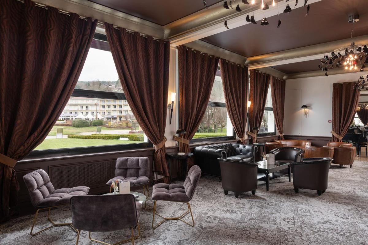 Coin salon dans l'établissement Hôtel Beau Rivage