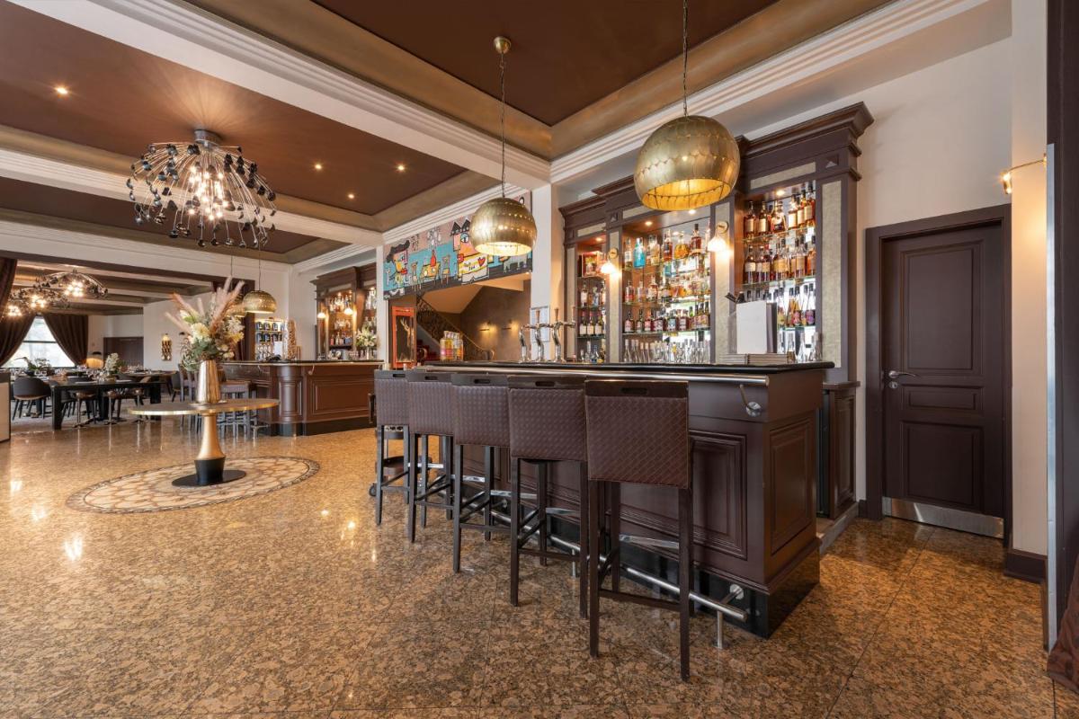 Salon ou bar de l'établissement Hôtel Beau Rivage