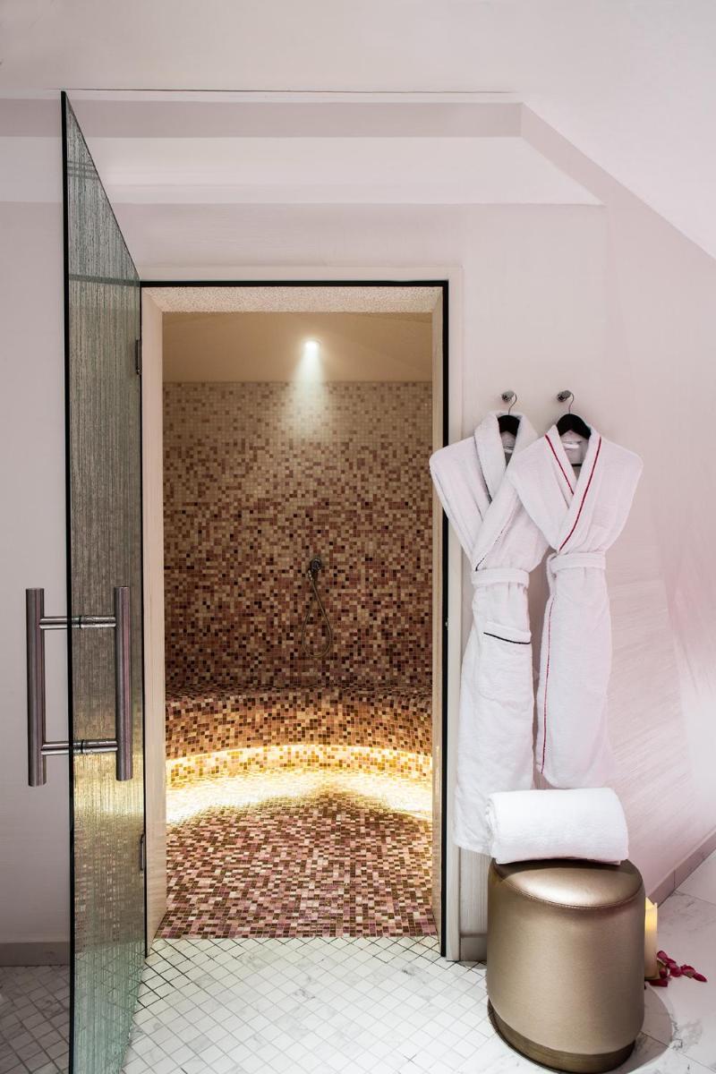 Salle de bains dans l'établissement Fauchon l'Hôtel Paris