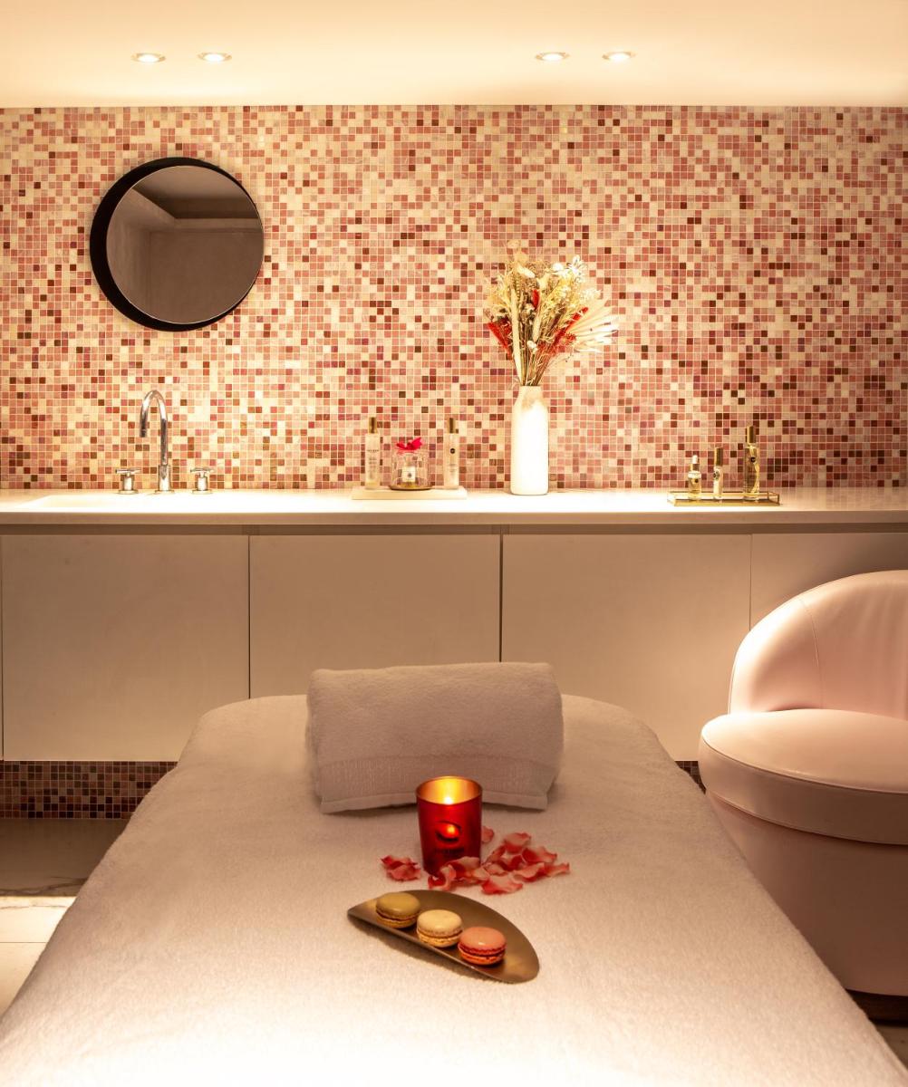 Coin salon dans l'établissement Fauchon l'Hôtel Paris