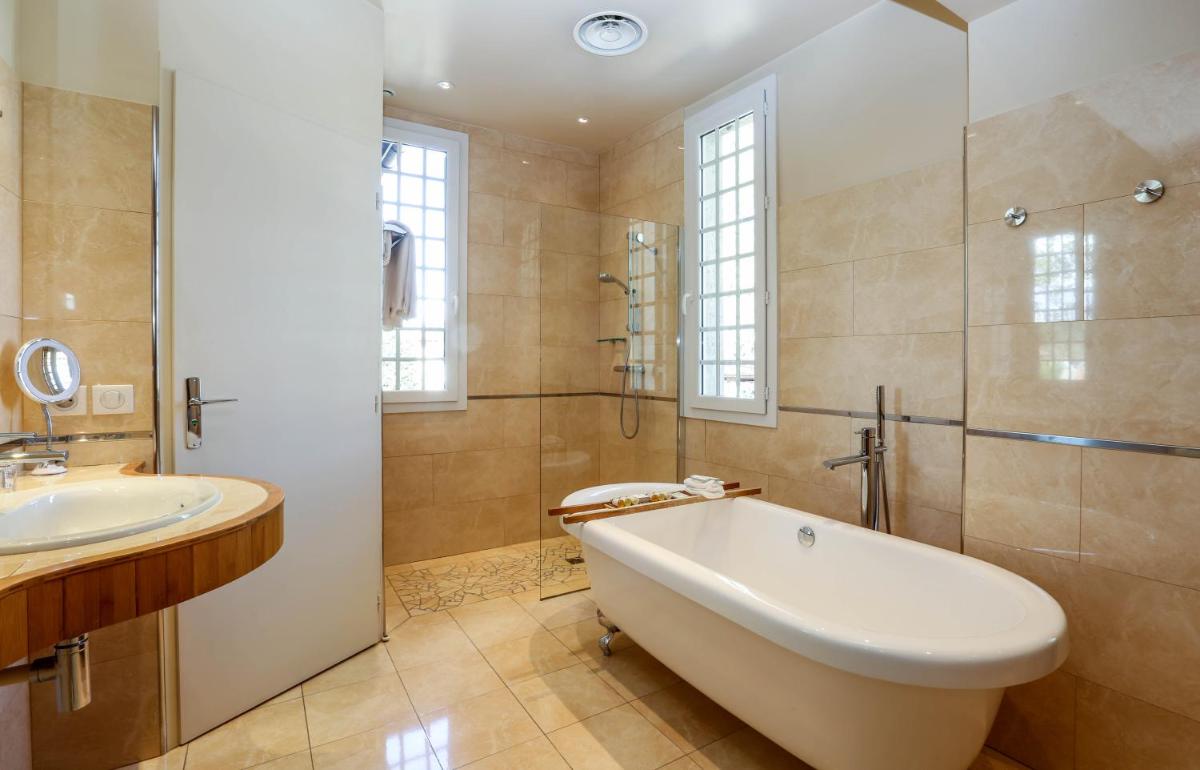 Salle de bains dans l'établissement Relais de la Poste