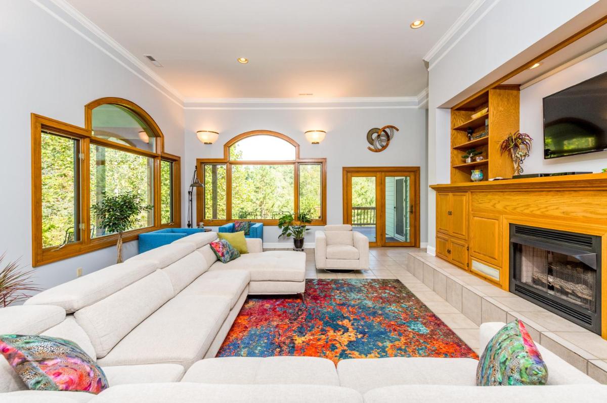Special End of Summer Rate Villa at Stony Woods Estate near Asheville - Housity