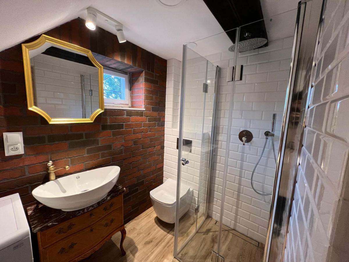 Apartament w XIX-wiecznym Spichlerzu nad Jeziorem z dostępem do parku i widokiem na Dworek Modrzewiowy z 1823 roku - Housity