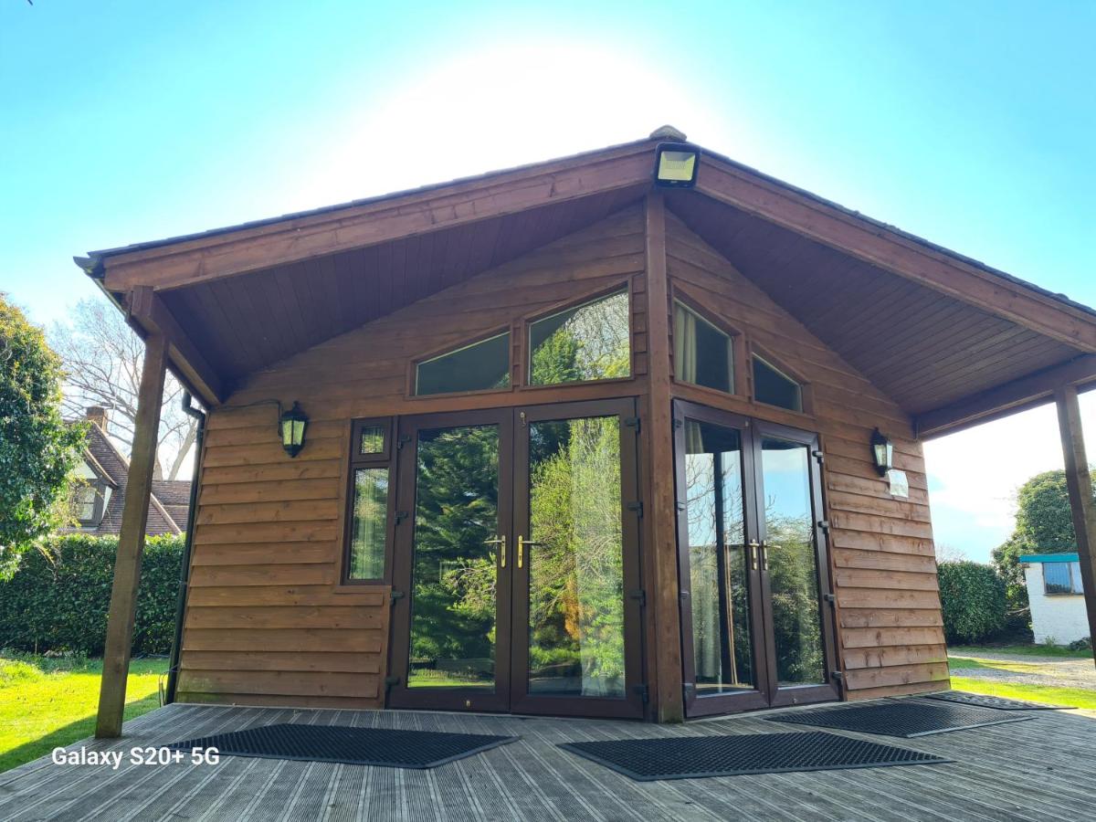 The Reading whole chalet with lake and two acre gardens - Housity