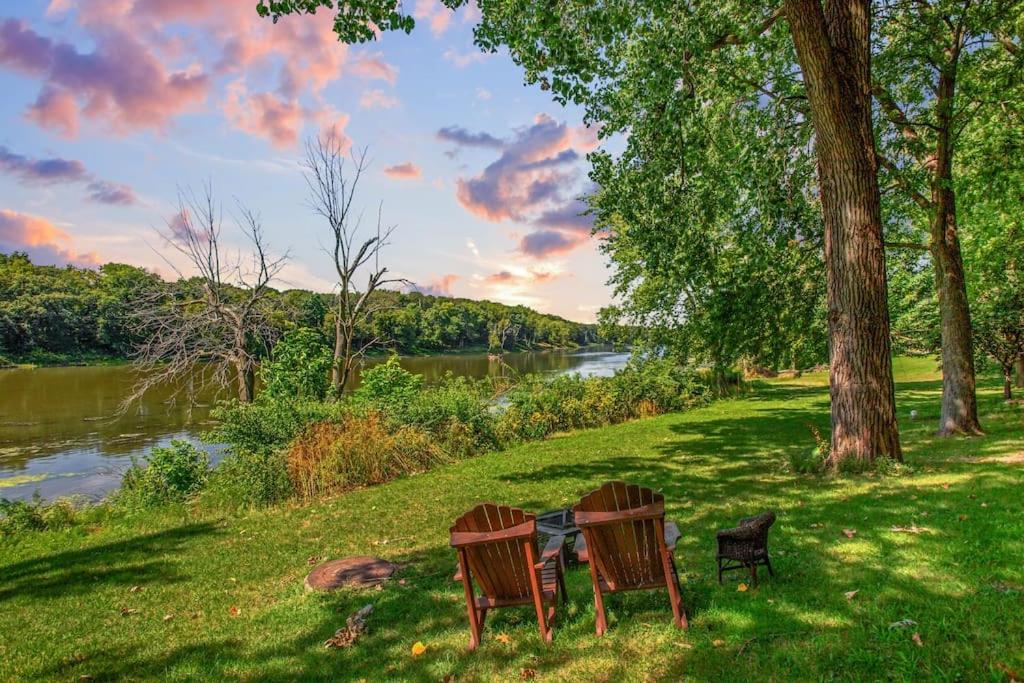 Charming Family Haven, On The Mighty Kankakee - Housity