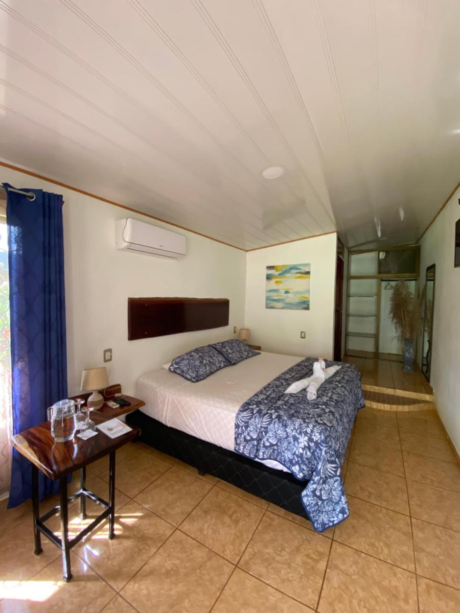 La Piña, Rio Celeste - Housity