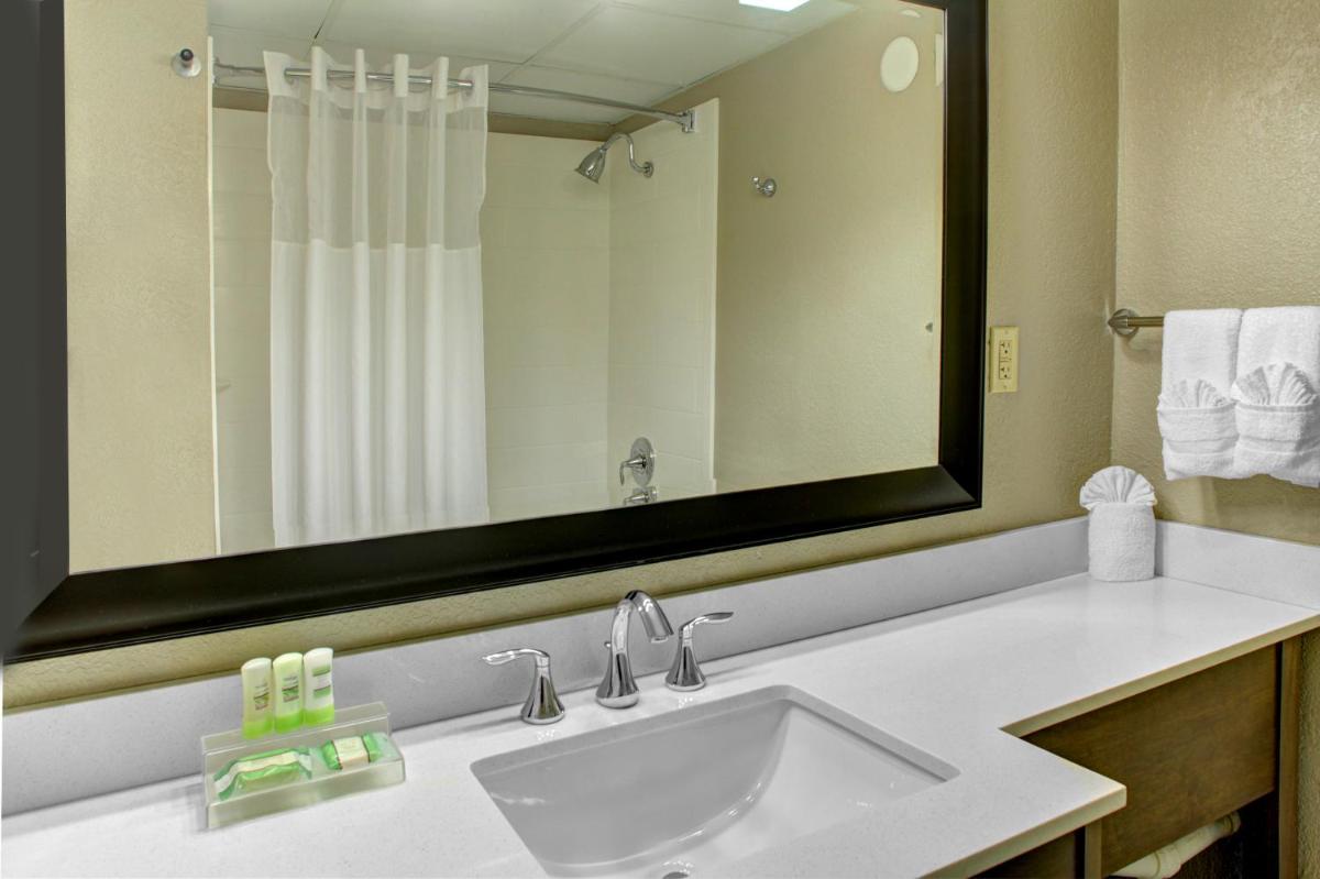 La Quinta Inn & Suites by Wyndham Downtown Asheville - Housity