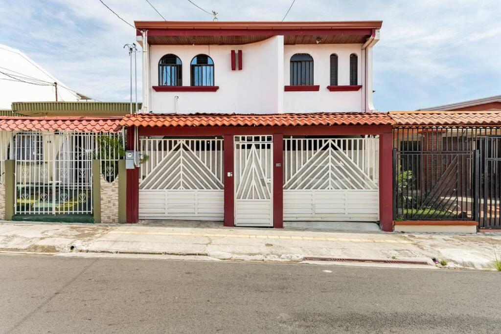 Private bedroom 10 minutes from the SJO airport - Housity
