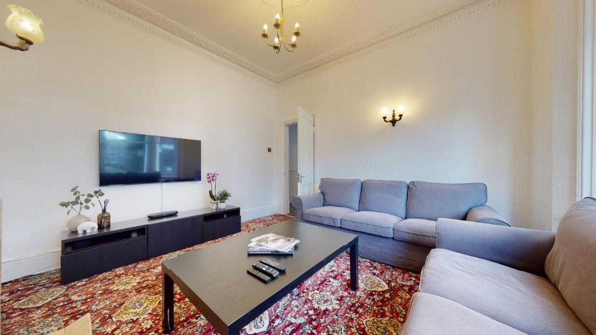 Cheerful 4 Bedroom Victorian house with back courtyard - Housity