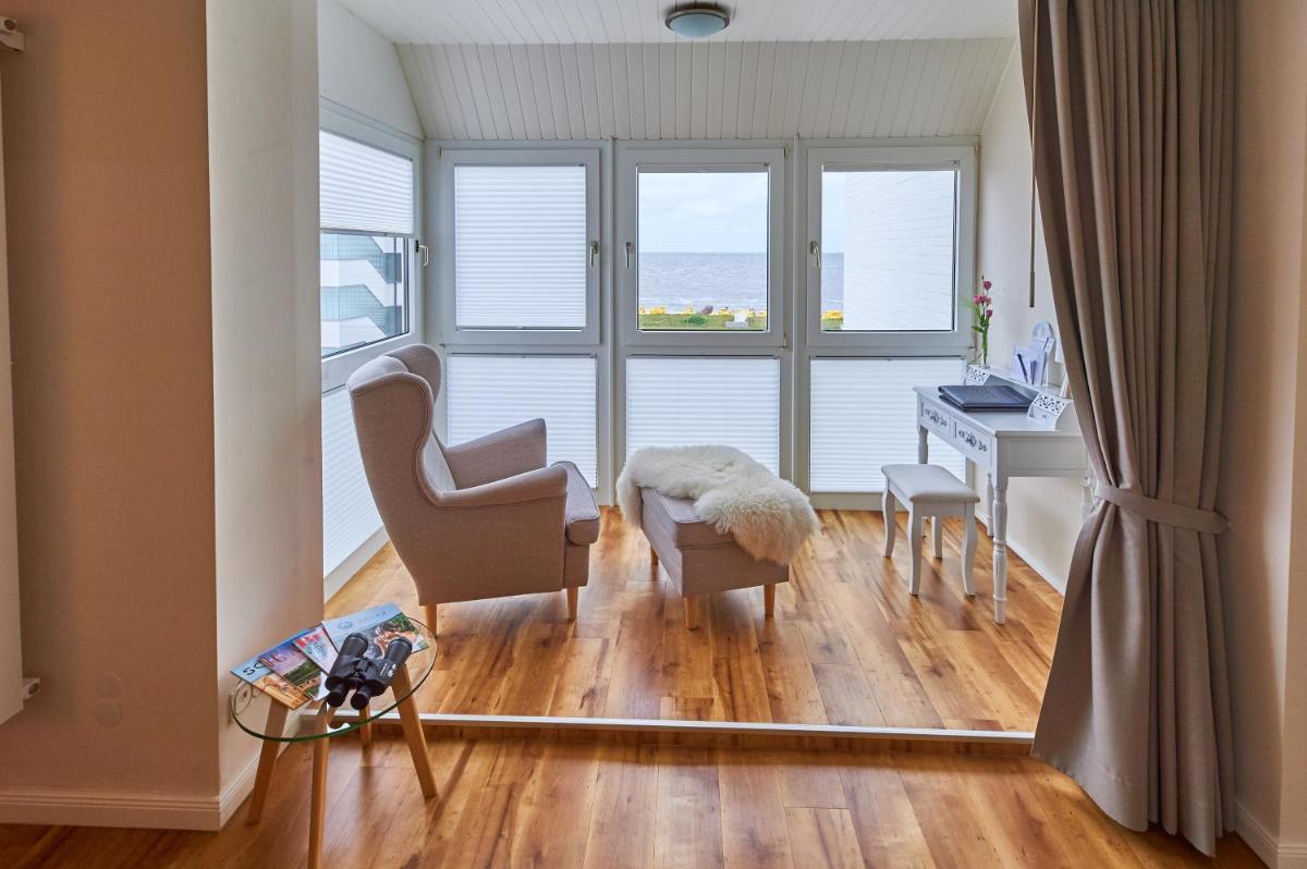 Ein Sitzbereich in der Unterkunft Badhotel Sternhagen