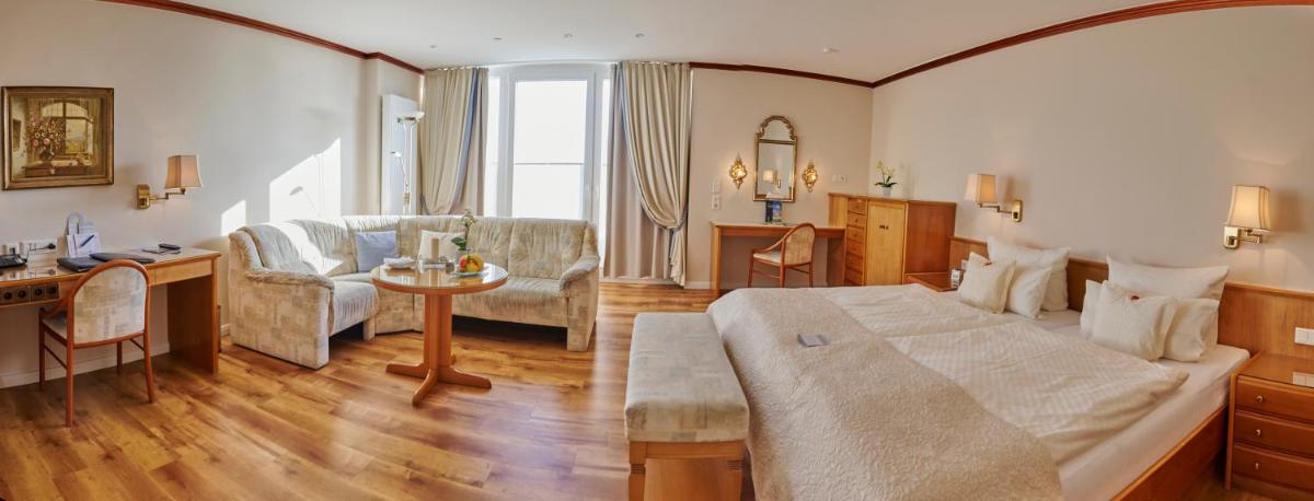 Ein Sitzbereich in der Unterkunft Badhotel Sternhagen