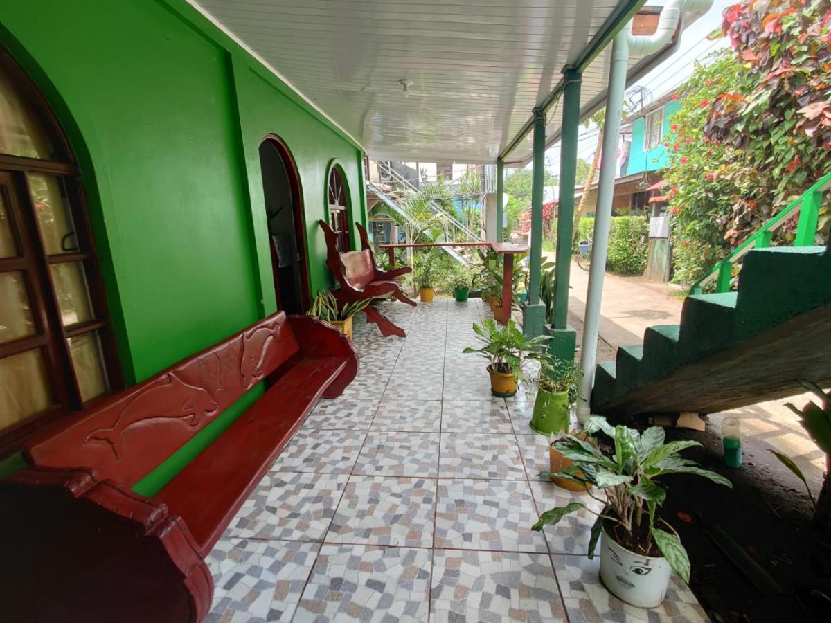Tortuguero Casa de Playa Green House - Housity