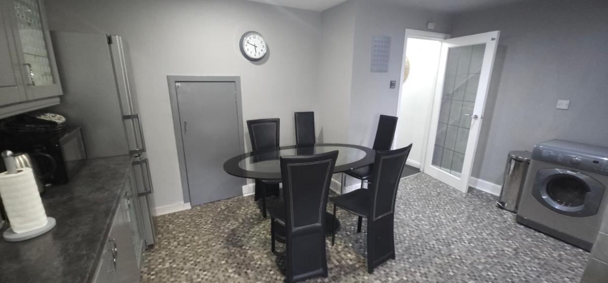 Lovely 3 Bed Home In Glasgow with FREE Parking - Housity