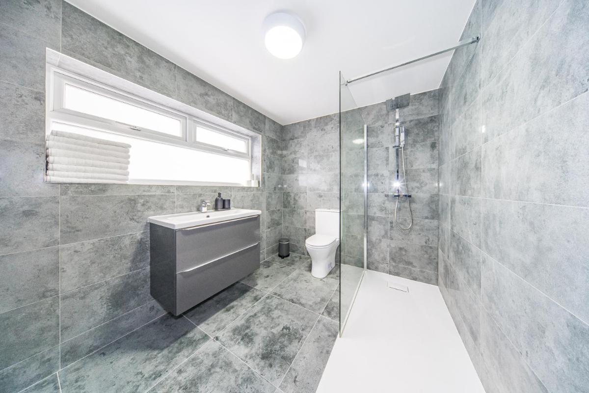 Hosted By Ryan - Huge 5 Bedroom House - Housity