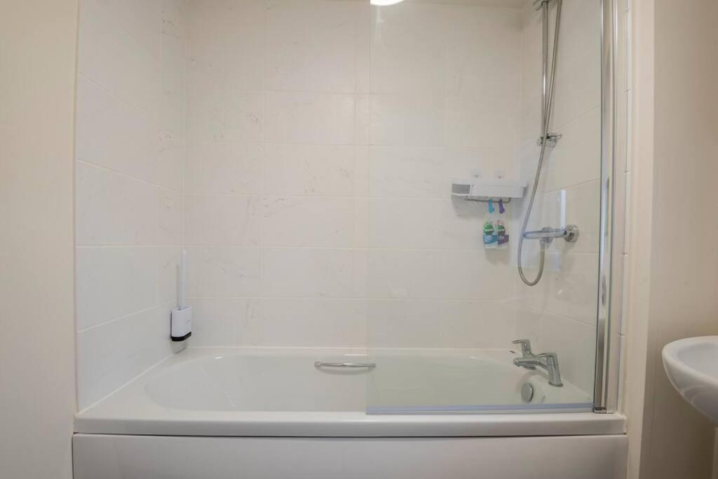 Hemsworth Homestay with Double Bedroom and Private Bathroom - Housity