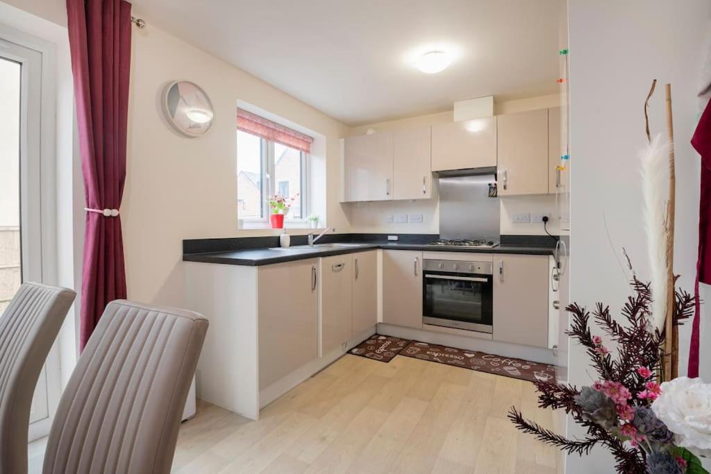 Hemsworth Homestay with Double Bedroom and Private Bathroom - Housity