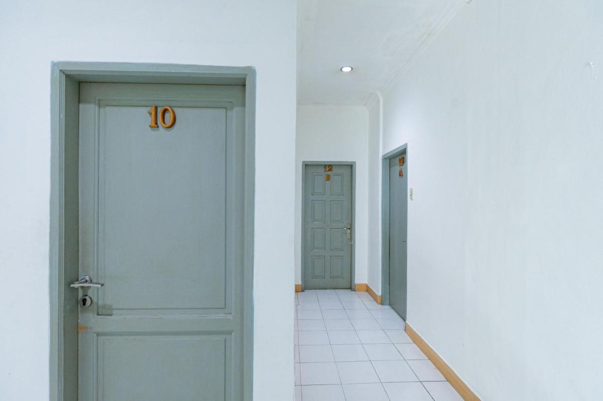 Suitetrails - RedDoorz Plus @ Jalan Iskandar Muda Medan