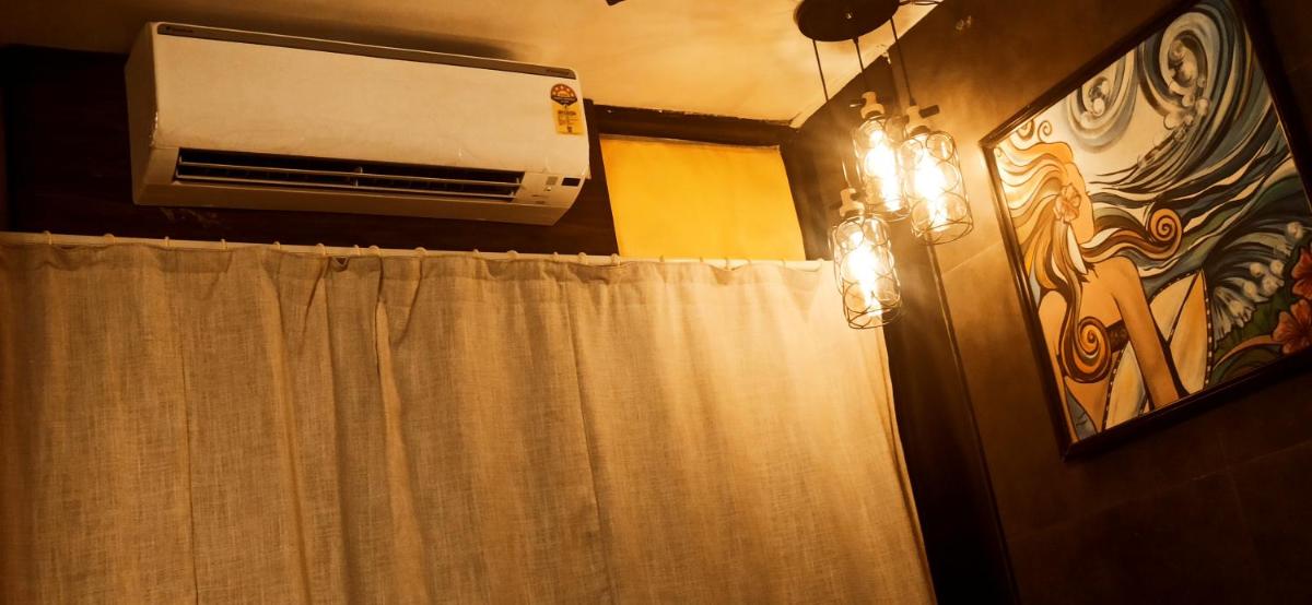 Cozy Private AC Studio by the Sea Bandstand Bandra W Mumbai nr Taj Lands End - Housity