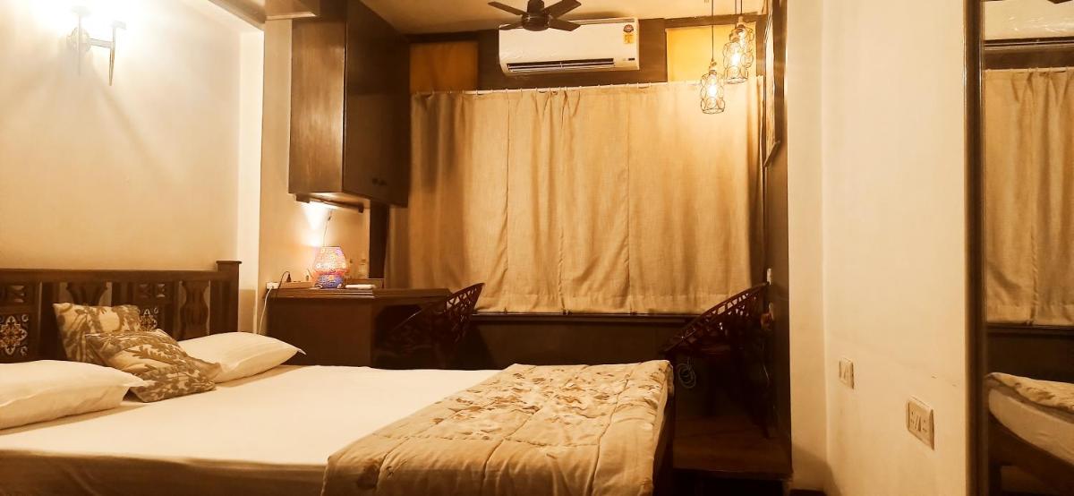 Cozy Private AC Studio by the Sea Bandstand Bandra W Mumbai nr Taj Lands End - Housity