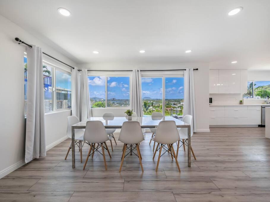 Large Kailua Home w/Spectacular Views - Housity