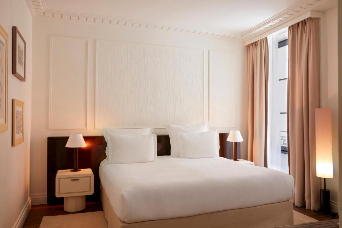 Un ou plusieurs lits dans un hébergement de l'établissement Maison Delano Paris