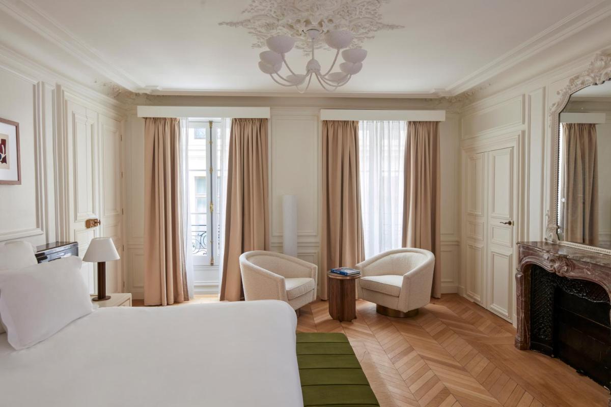 Un ou plusieurs lits dans un hébergement de l'établissement Maison Delano Paris