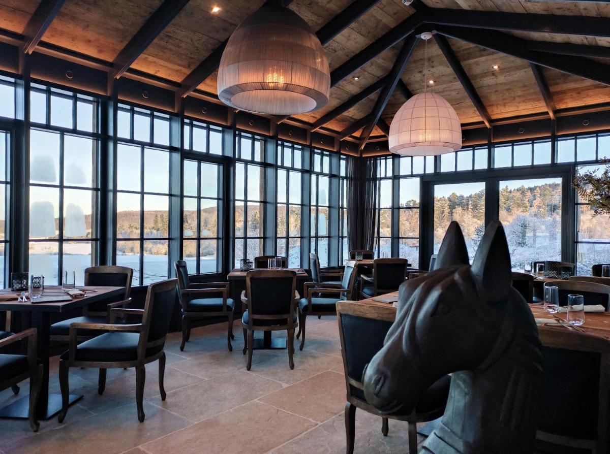 ein Restaurant mit einer Pferdekopfstätte in der Mitte in der Unterkunft Spa & GolfResort Weimarer Land in Blankenhain