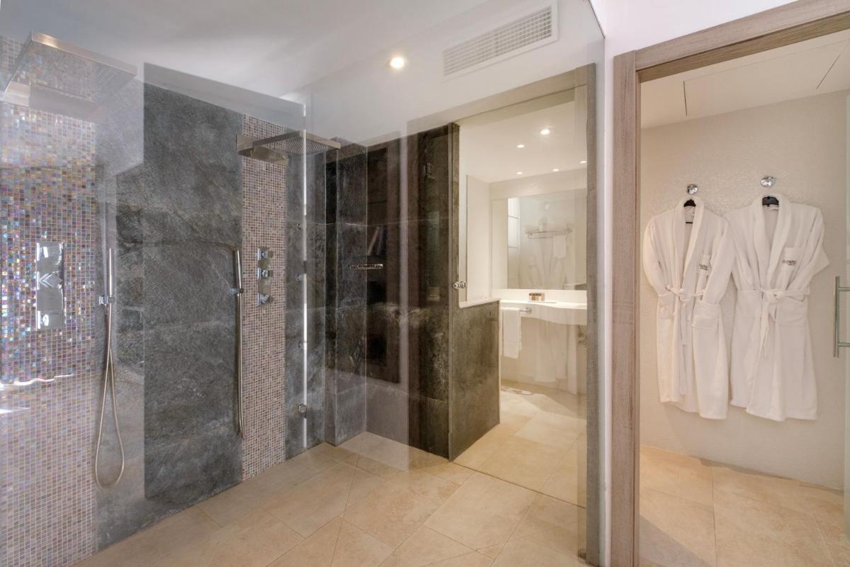 y baño con ducha a ras de suelo. en Sentido Fido Punta del Mar Hotel & Spa - Adults Only, en Santa Ponsa